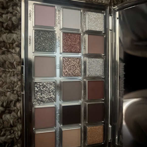 HUDA BEAUTY Icy Nude Palette with Pink and Gold Hues - Picture 5 of 8